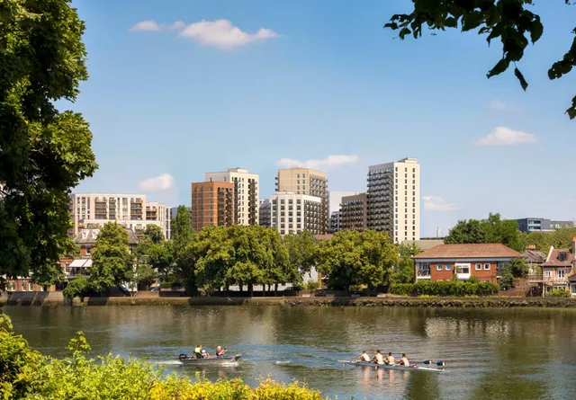 Kew Bridge Rise, Capital Interchange Way