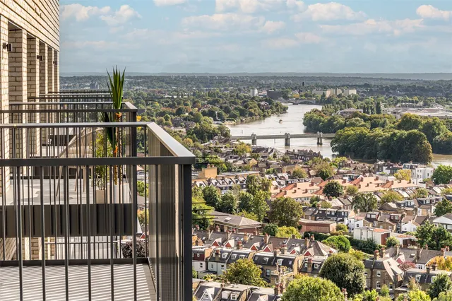 Kew Bridge Rise, Capital Interchange Way