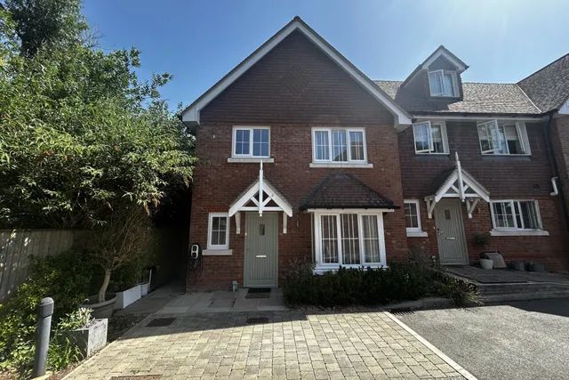 Grove Close, Farnham, GU10