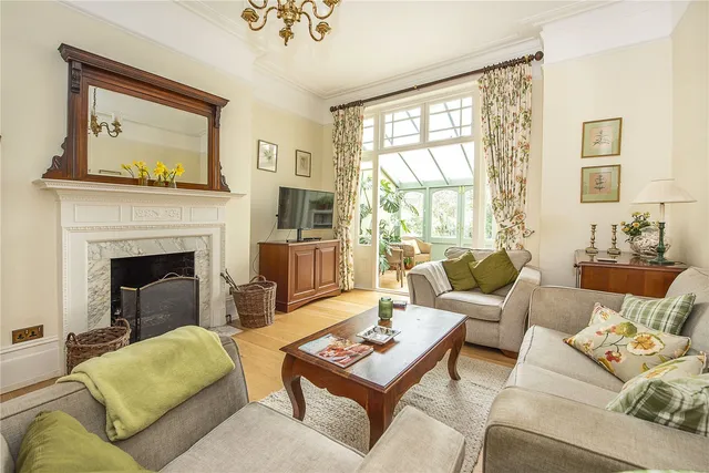 Esmond Road, London, W4