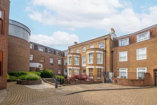 Lower Square, Isleworth, TW7
