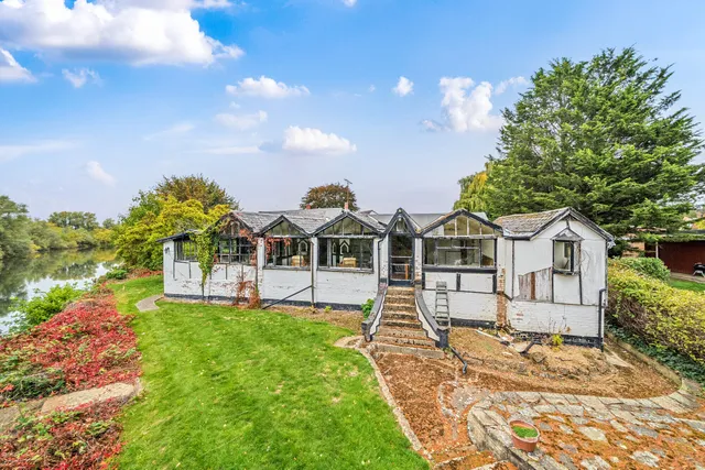 الavenue, Wraysbury, TW19