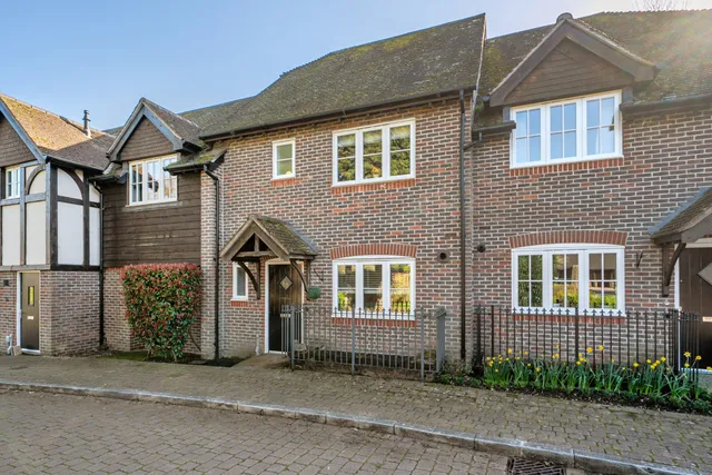 Clement Court, Chawton, GU34