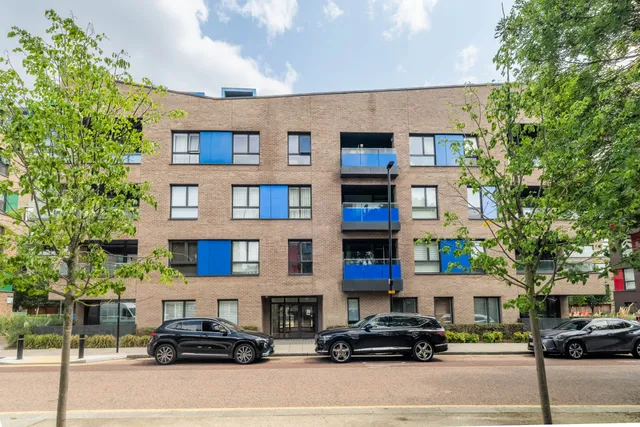 14 Peartree Way, London, SE10