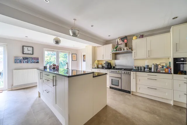 Dove House Green, Weybridge, KT13