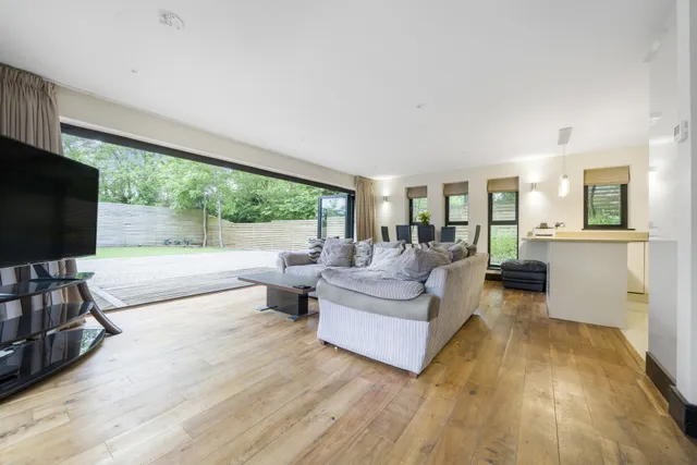Holden Road, Woodside Park, N12