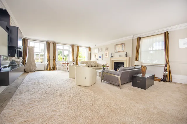Hampton Court Road, Hampton, TW12