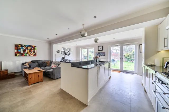 Dove House Green, Weybridge, KT13