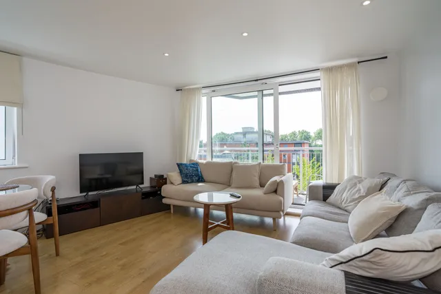 Holland Gardens, Brentford, TW8
