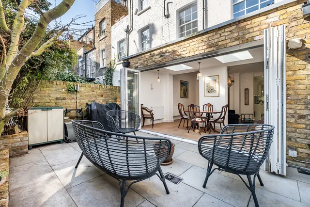 Moreton Street, London, SW1V