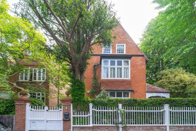 Queen Annes Grove, London, W4
