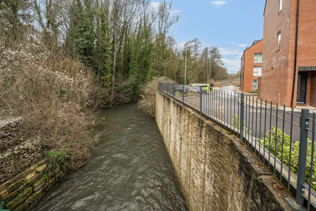 Bath Road, Woodchester, GL5