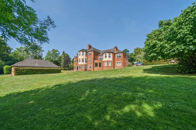 Hale Place, Farnham, GU9