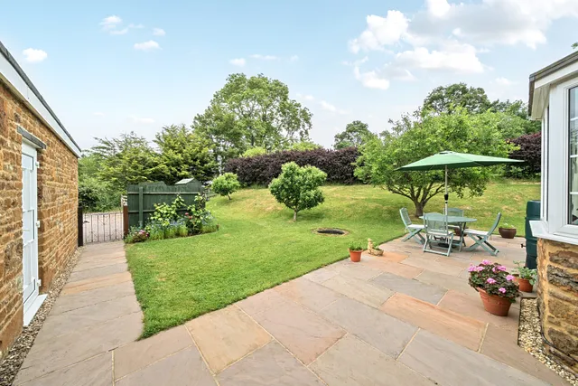 Banbury Road, Moreton Pinkney, NN11