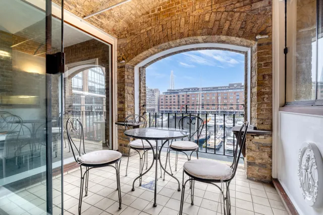 East Smithfield, London, E1W