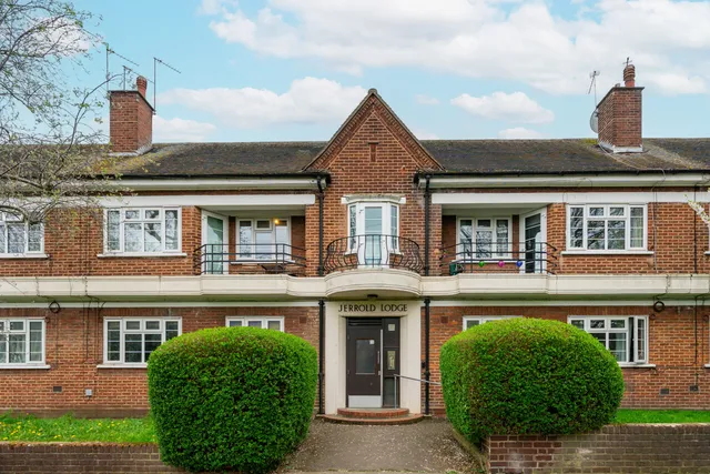 Commondale, London, SW15