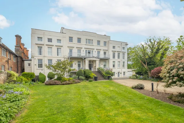 Hampton Court Road, East Molesey, KT8