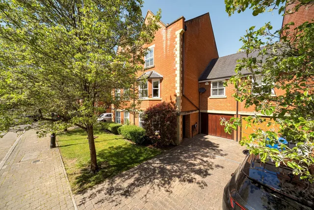 Longbourn, Windsor, SL4