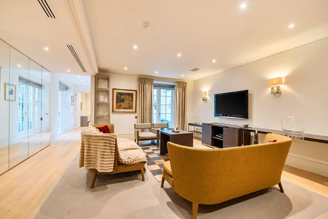 Duchess Of Bedfords Walk, London, W8