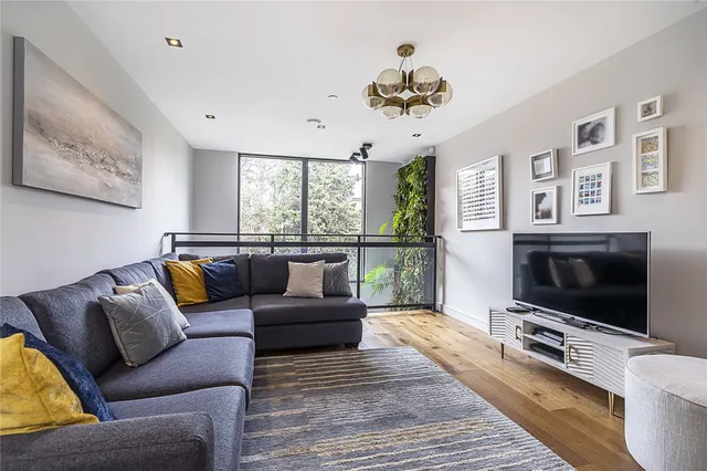 New Road, London, N8