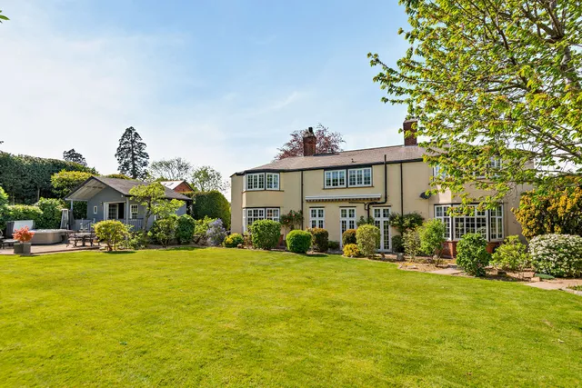 London Road, Bagshot, GU19