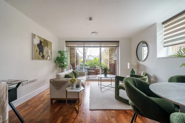 North Road, Brentford, TW8