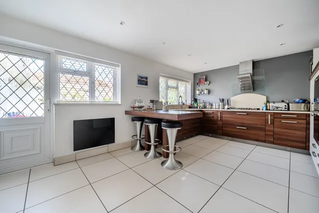 الavenue, Farnham Common, SL2