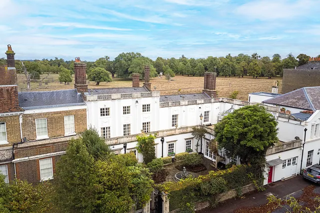 Hampton Court Road, East Molesey, KT8