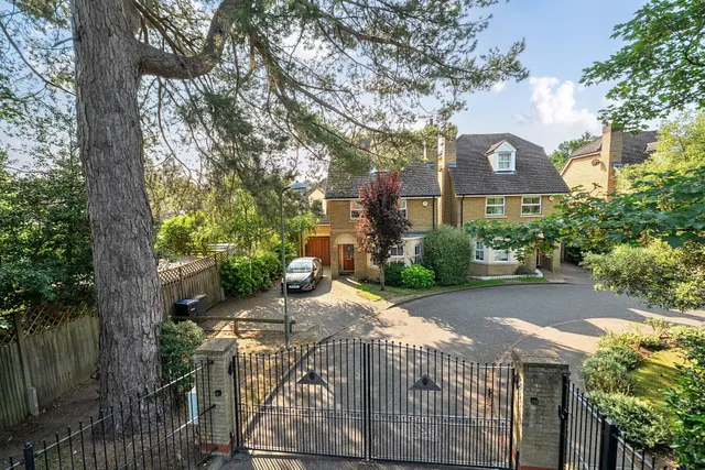 London Road, Egham, TW20