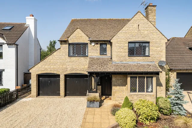 Stoke Park Court, Bishops Cleeve, Cheltenham, GL52