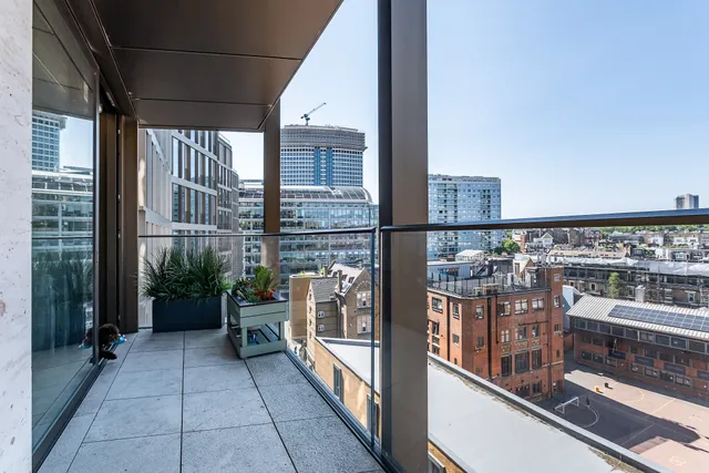 Kings Gate Walk, London, SW1E