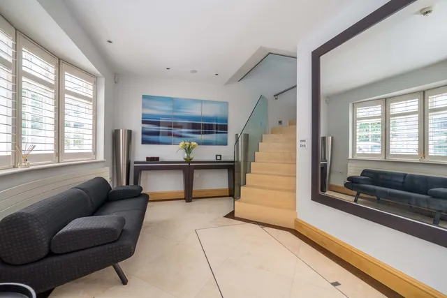 Normand Mews, London, W14