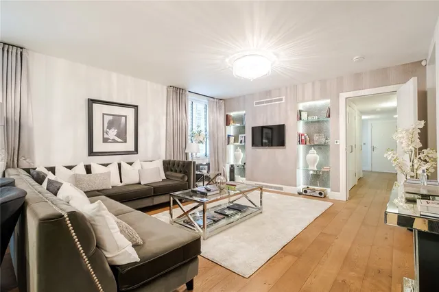 Exchange Court, London, WC2R