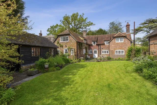 Church Road, Upper Farringdon, GU34