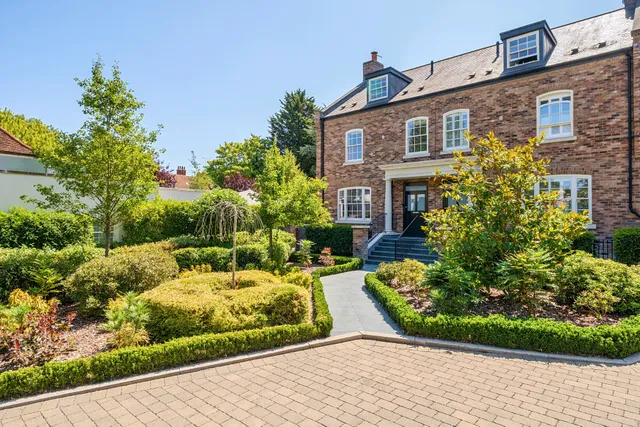White Horse Close, Hertingfordbury, SG14