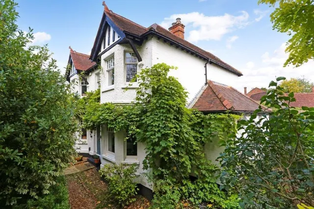 Farnborough Road, Farnham, GU9