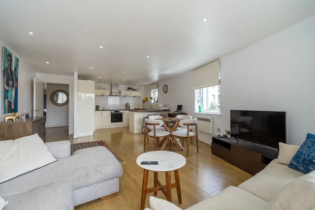 Holland Gardens, Brentford, TW8