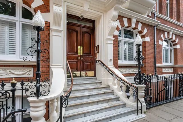 Iverna Court, London, W8