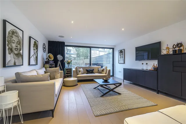 Pinnacle Close, London, N10