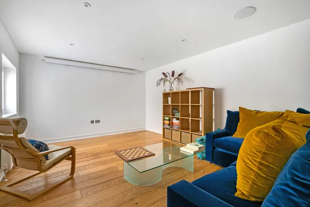 Hampton Court Road, East Molesey, KT8