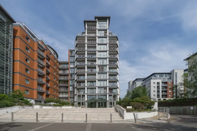 Holland Gardens, Brentford, TW8