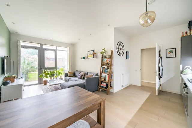 10 Chatfield Road, London, SW11