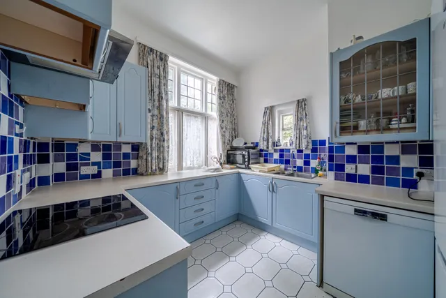 Old Woking Road, West Byfleet, KT14