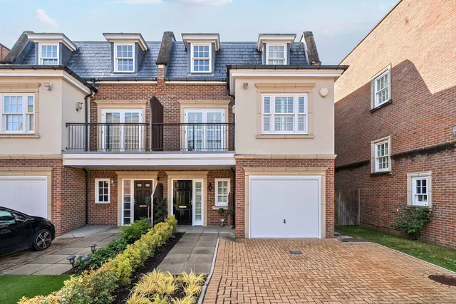 Lincoln Grove, Weybridge, KT13