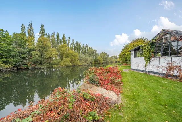 الavenue, Wraysbury, TW19