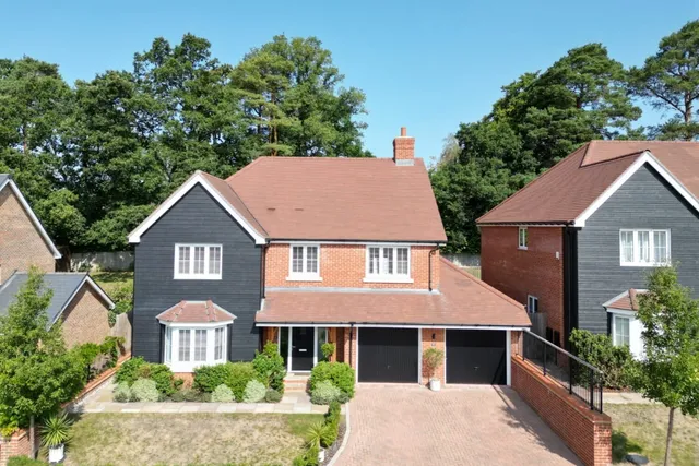 Baker Oats Drive, Farnham, GU10