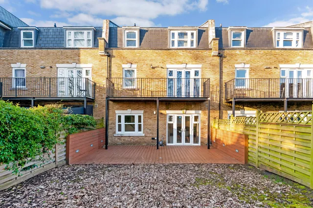 Emerald Square, London, SW15
