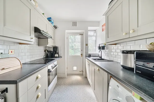 Warwick Road, London, N11
