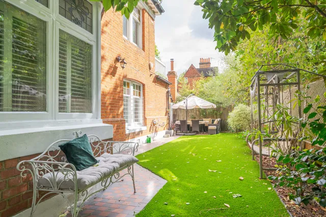 Queen Annes Grove, London, W4