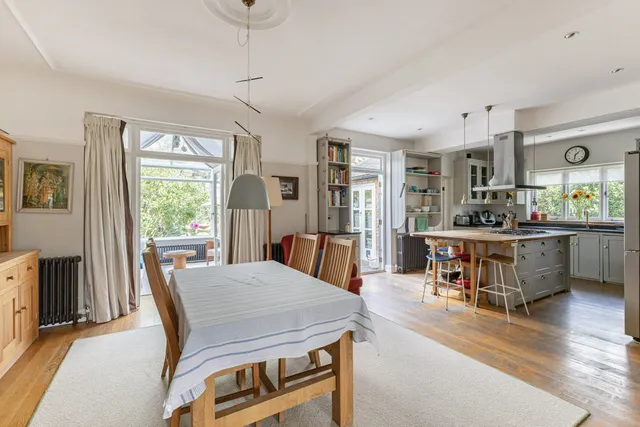 Wellesley Crescent, Twickenham, TW2